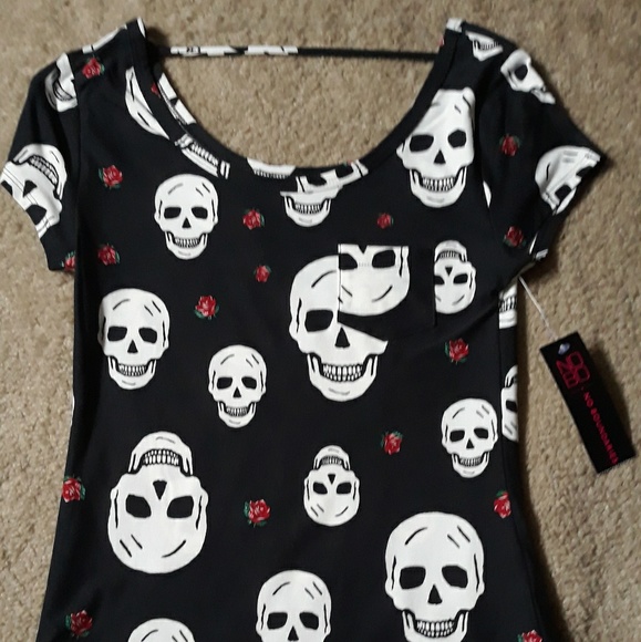 Skull Pocket Scoop Tee - Picture 6 of 6